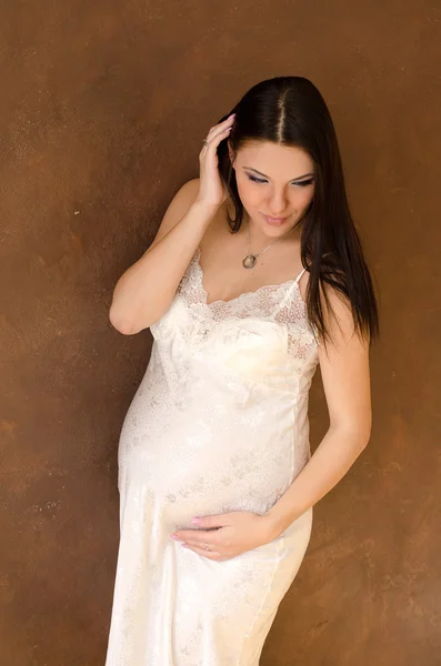 Беременная женщина в халатном платье — стоковое фото
