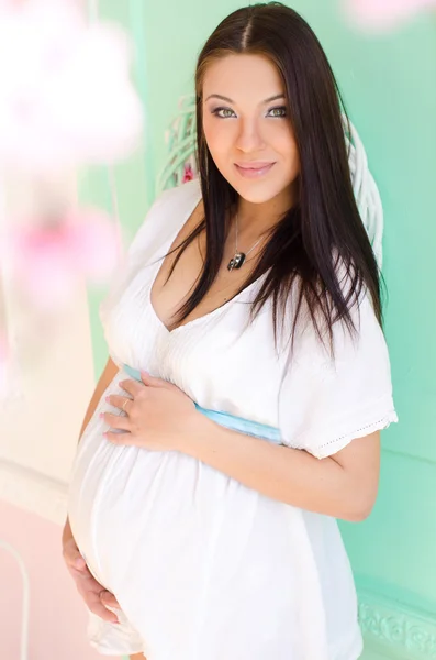 Nazik sakin bahar beyaz bir elbise içinde hamile — Stok fotoğraf