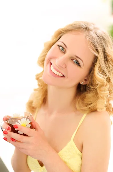 Jeune femme qui rit avec une tasse de thé au soleil — Photo