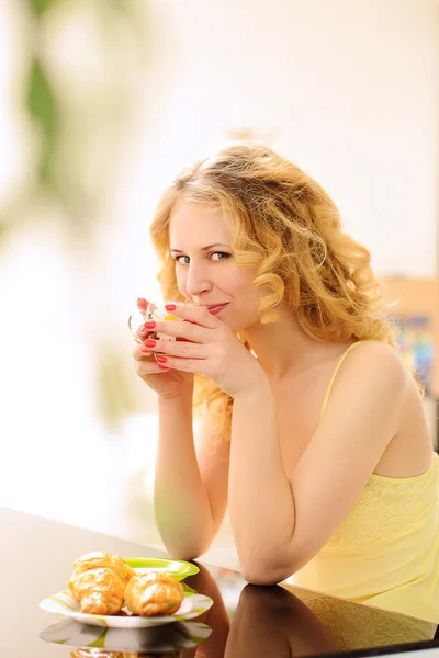 Petit déjeuner léger pour jeune femme blonde — Photo