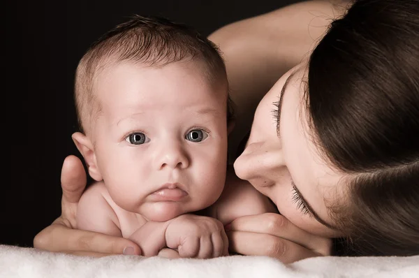 Mamãe e bebê recém-nascido — Fotografia de Stock