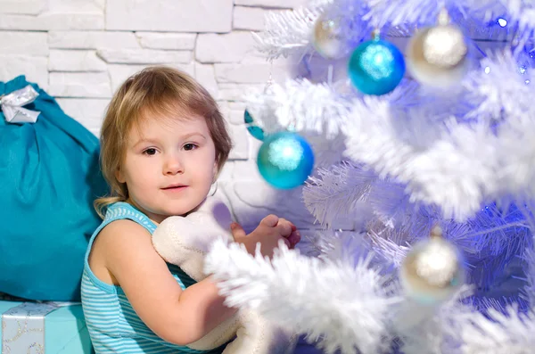 Flicka nära julgran — Stockfoto