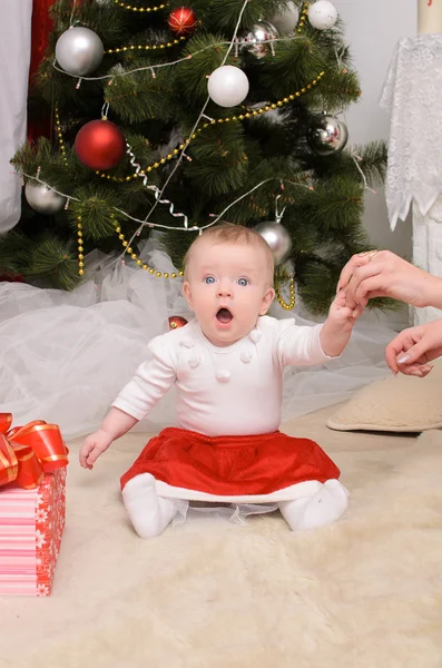 Μικρό παιδί μωρό στο εσωτερικό των Χριστουγέννων — Φωτογραφία Αρχείου
