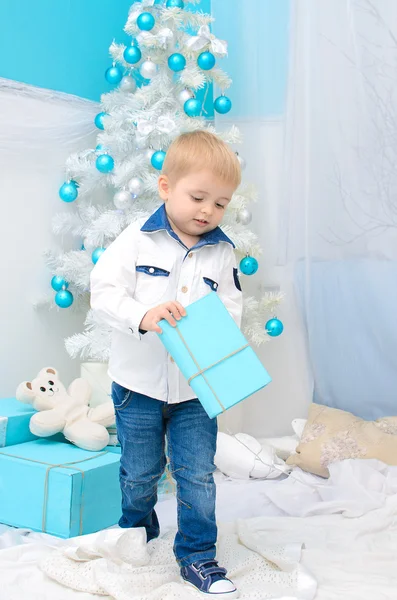 Мальчик на новогодней елке — стоковое фото