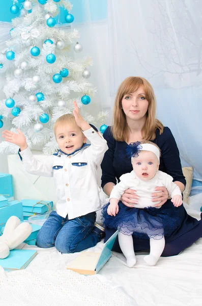 Mamá con niños en el árbol de Año Nuevo — Foto de Stock