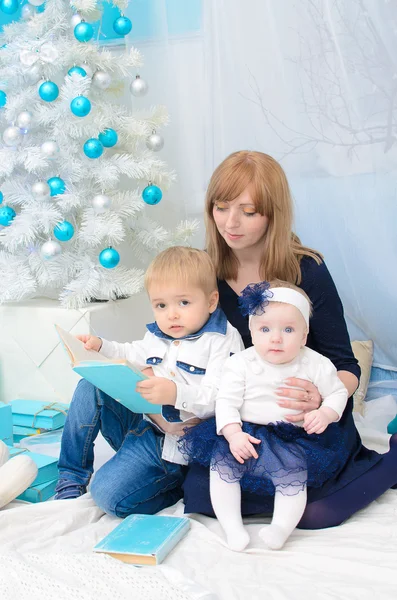 Maman avec des enfants au Nouvel An arbre — Photo