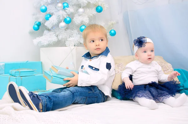 Bambini in interni di anno nuovo — Foto Stock