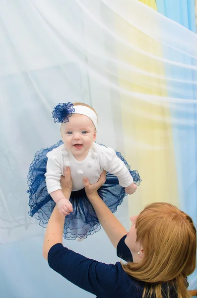 Mãe joga até sua filha — Fotografia de Stock