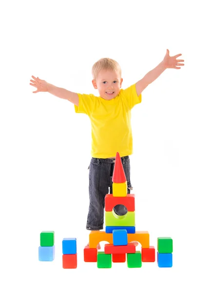 Enfant construit un bâtiment de cubes colorés — Photo