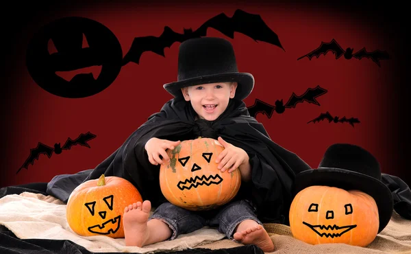 Chlapec v obleku hrabě dracula na halloween — Stock fotografie