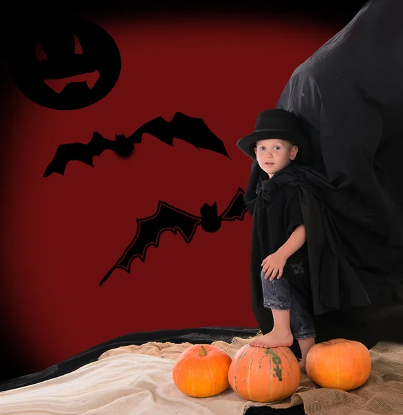 Chlapec v obleku hrabě dracula na halloween — Stock fotografie