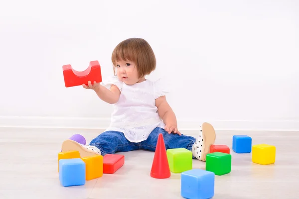 Ragazza che gioca con cubi colorati — Foto Stock