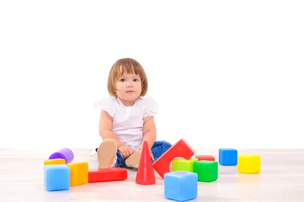 Chica jugando con cubos de colores — Foto de Stock