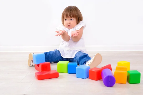 Chica jugando con cubos de colores — Foto de Stock