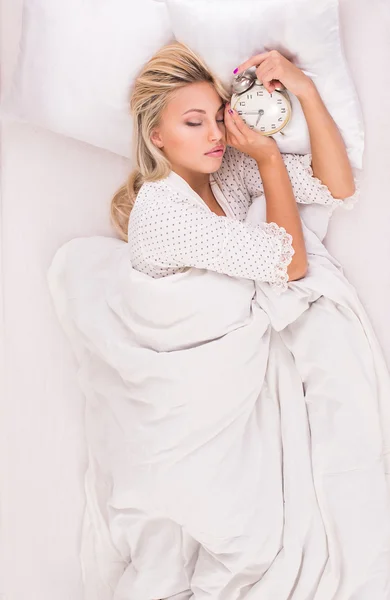 Jonge mooie vrouw in bed — Stockfoto