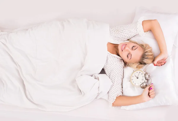 Молодая красивая женщина в постели — стоковое фото