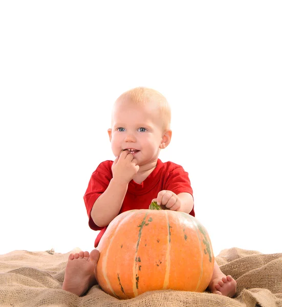 Kind mit orangenem Kürbis — Stockfoto