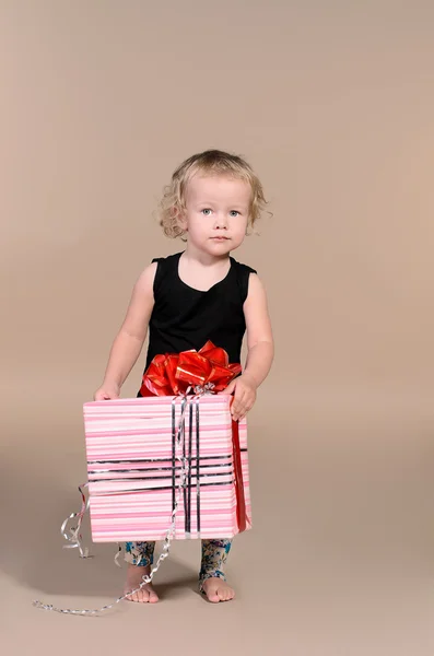 Kleines Mädchen mit Geschenk — Stockfoto