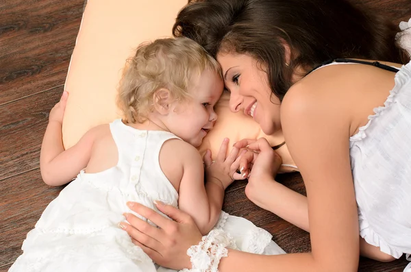 Moeder en dochter op kussen — Stockfoto