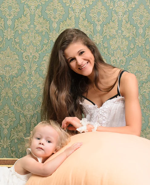 Gelukkig mama met kleine dochter — Stockfoto