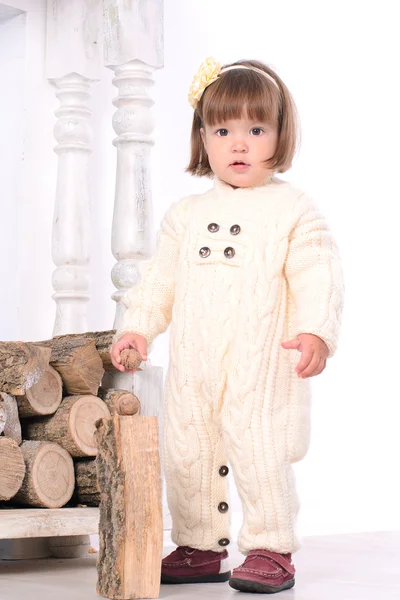 Toddler dziewczynka w pobliżu woodpile — Zdjęcie stockowe