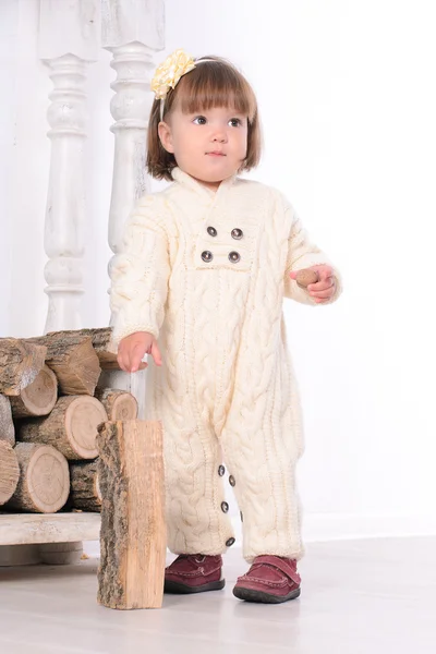 Toddler dziewczynka w pobliżu woodpile — Zdjęcie stockowe