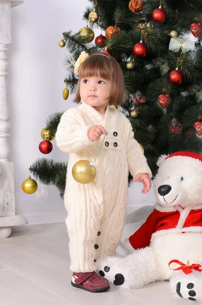 Bambino ragazza in interni di Natale — Foto Stock