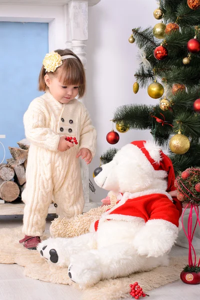 Tout-petit fille à l'intérieur de Noël — Photo