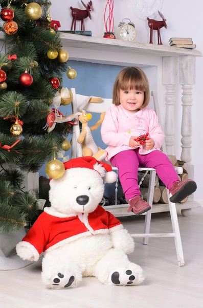 Menina no interior do Natal — Fotografia de Stock