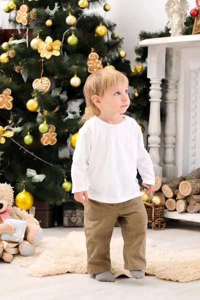 Yürümeye başlayan çocuk Noel iç — Stok fotoğraf