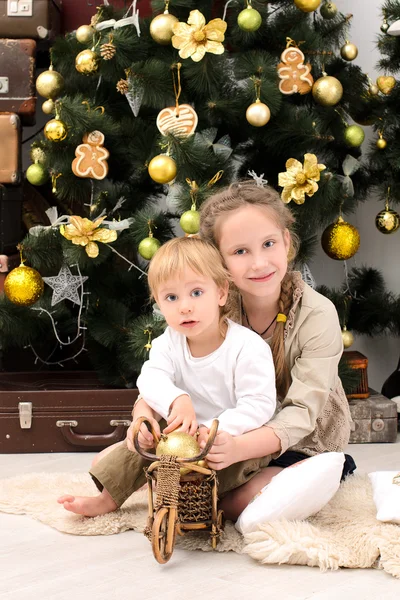 Fratello e sorella in interni di Natale — Foto Stock