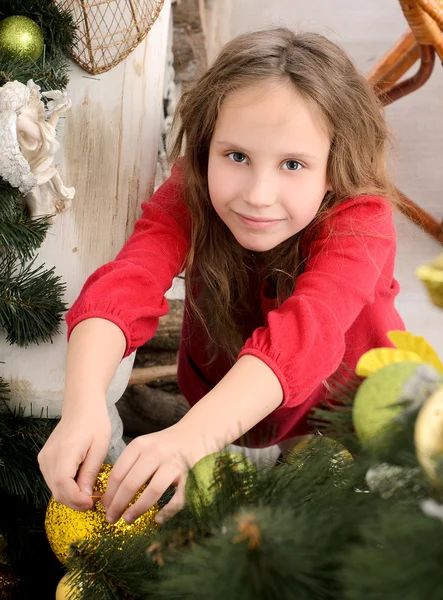 Flicka dekorera julgran — Stockfoto