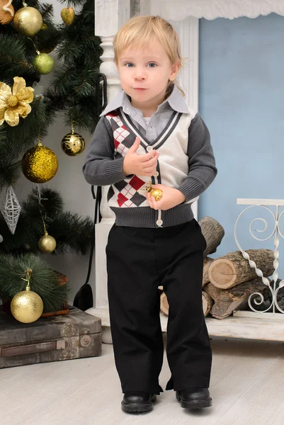 Kleine jongen in Kerstmis interieur — Stockfoto