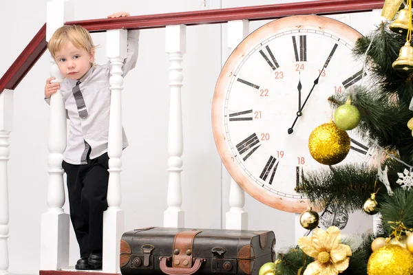 Menino no interior do Natal — Fotografia de Stock