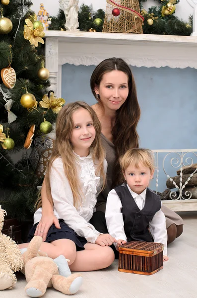 Famille à l'intérieur de Noël — Photo