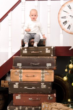 bavul yığını üzerinde yürümeye başlayan çocuk