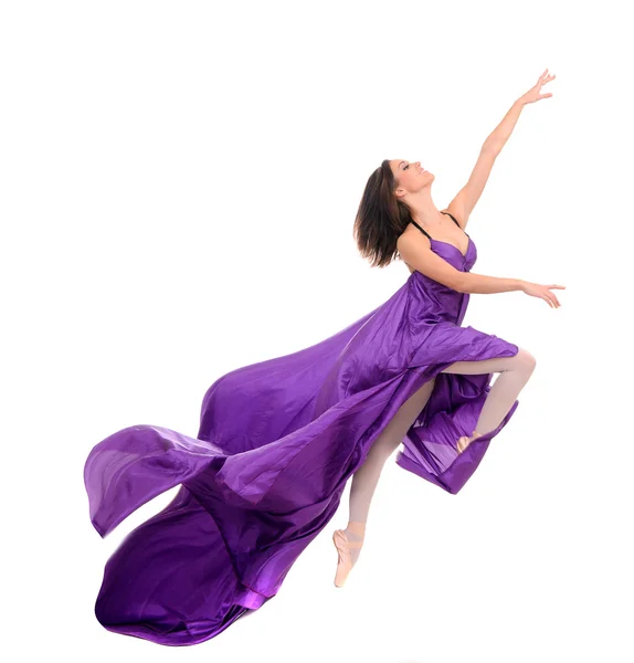 Fille sauteuse danseuse en robe violette volant — Photo