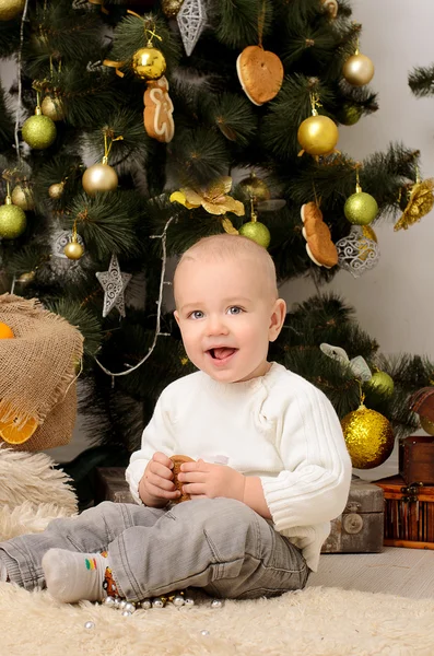 Criança engraçada menino no interior de Natal — Fotografia de Stock