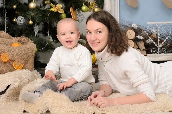 Mami y pequeño hijo en el interior de Navidad —  Fotos de Stock