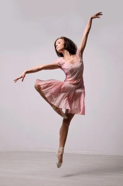 Bailarina salto profissional — Fotografia de Stock