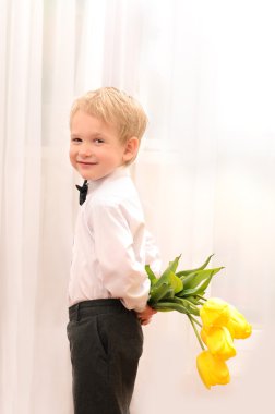 Buket çiçek ile küçük sarışın çocuk