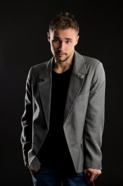 Koyu arka plan üzerinde ihmalkar delikanlı