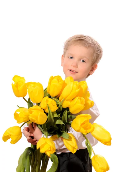 Jongen in wit overhemd met een boeket van bloemen — Stockfoto