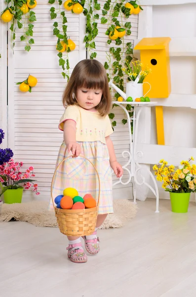 Niño en decoraciones de Pascua — Foto de Stock