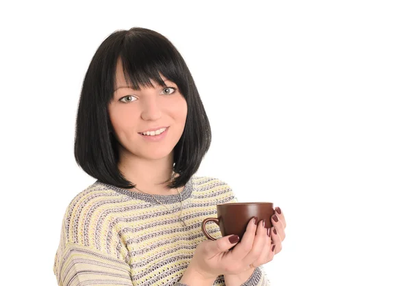 Νεαρή γυναίκα με φλιτζάνι τσάι ή καφέ στα χέρια — Φωτογραφία Αρχείου