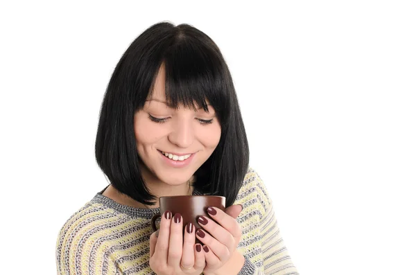 Jeune femme avec une tasse de thé ou de café dans les mains — Photo
