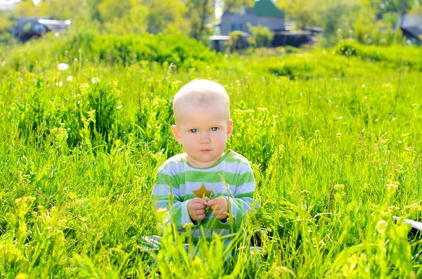 Bebé de niño en verano fondo de hierba soleada — Foto de Stock