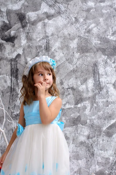 Malá holčička v plesové šaty doma — Stock fotografie