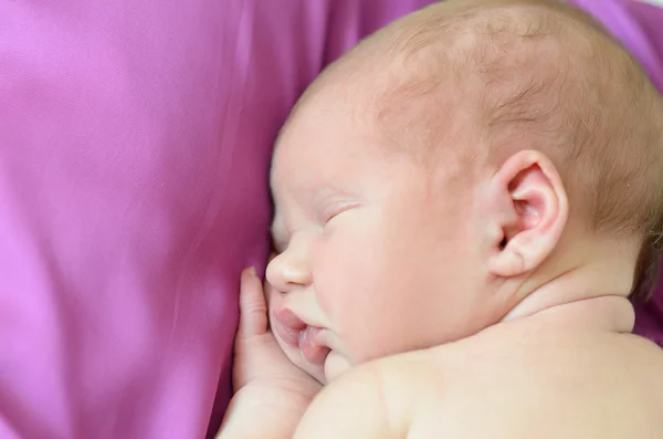 Recém-nascido dorme — Fotografia de Stock