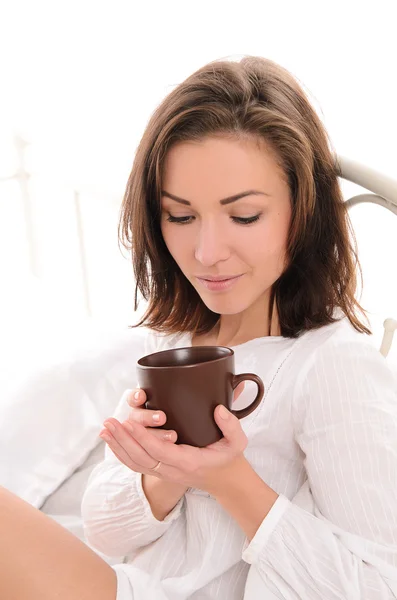 Joven hermosa mujer con taza de café o té —  Fotos de Stock
